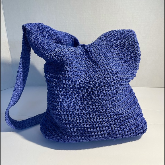 Vintage blue woven Kathy Lee collection hand bag. - Picture 2 of 4